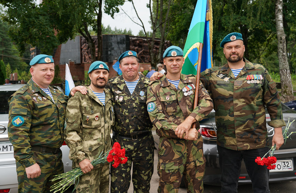 В Клинцах Брянской области отмечают День воздушно-десантных войск