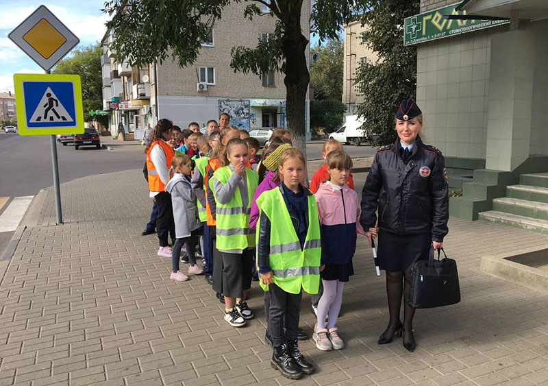 В Клинцах сотрудники ГИБДД проводят со школьниками экскурсии по улично-дорожной сети Шагающий автобус