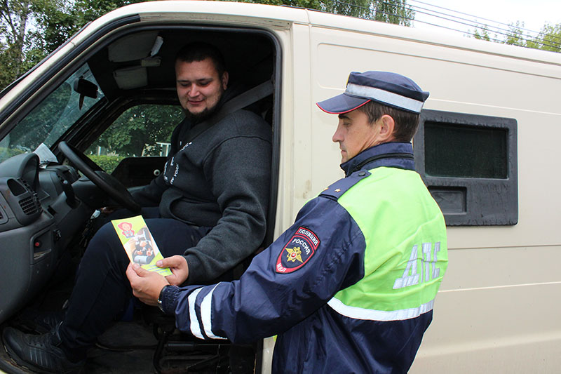 В Клинцах сотрудники ГИБДД провели сплошные проверки соблюдения правил перевозки детей-пассажиров
