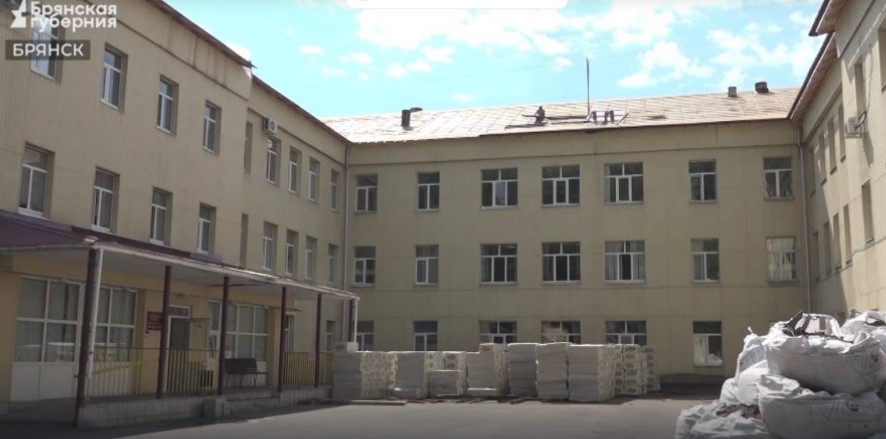 В Брянской горбольнице №2 идёт ремонт крыши