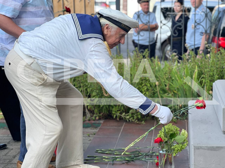 В Брянске прошла торжественная церемония у памятника адмиралу Ушакову