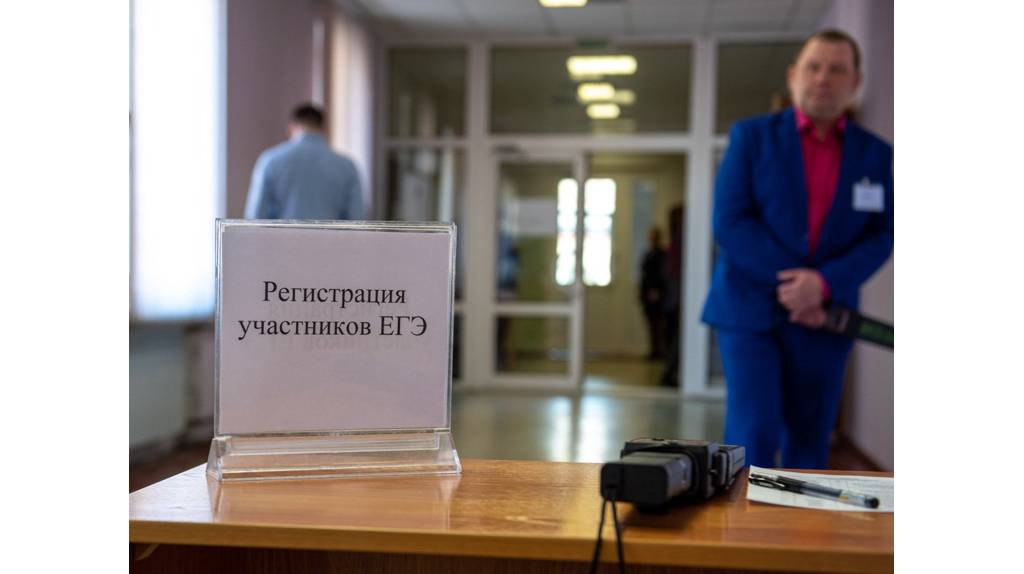 Две выпускницы из Брянска смогли пересдать ЕГЭ по литературе на сто баллов