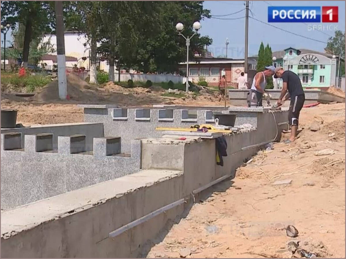 В брянском Сураже строят  фонтан и набережную.