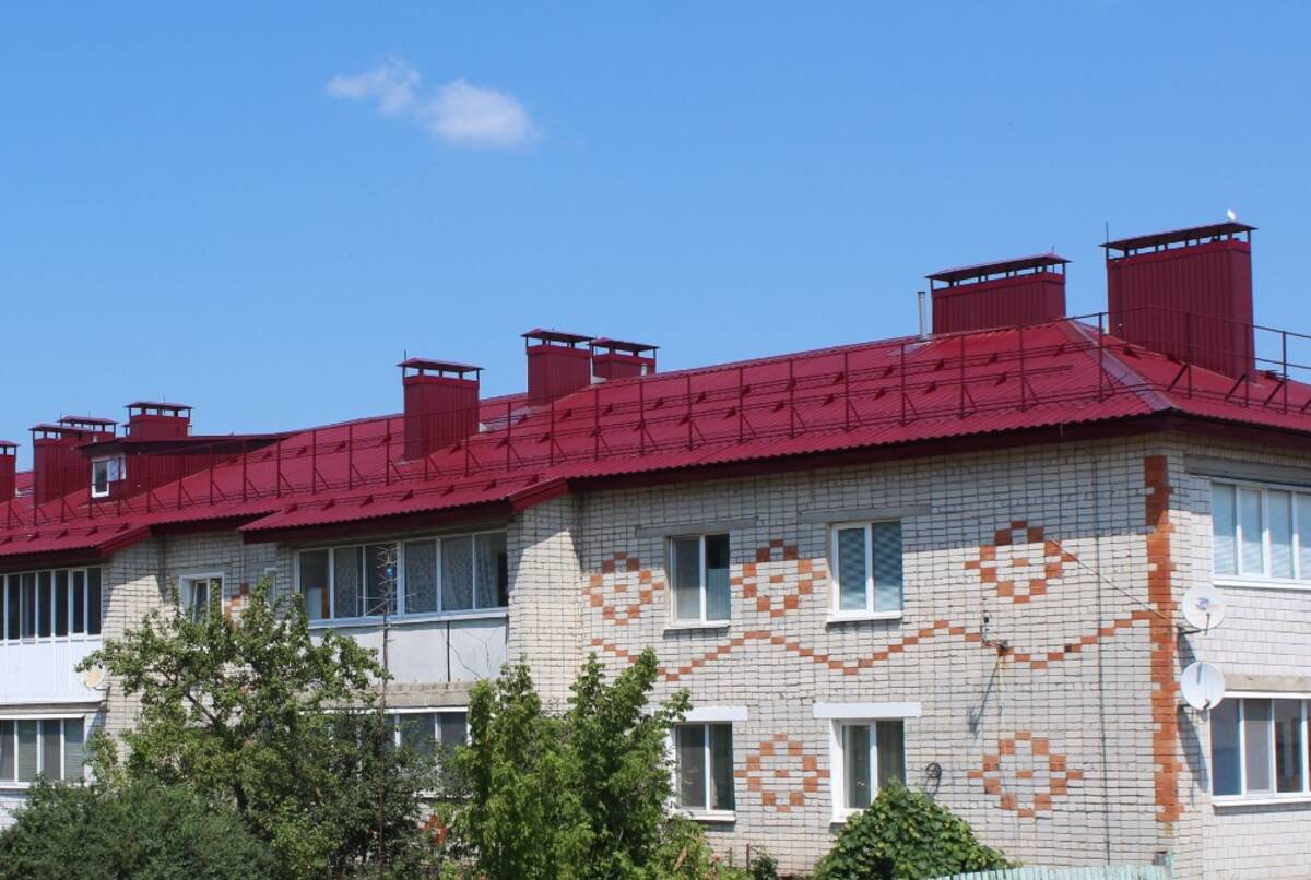 В брянском поселке Суземка заменили кровлю на многоквартирном доме