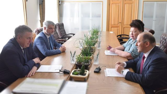 Врио представителя МИД России в Воронеже встретился с губернатором Брянщины