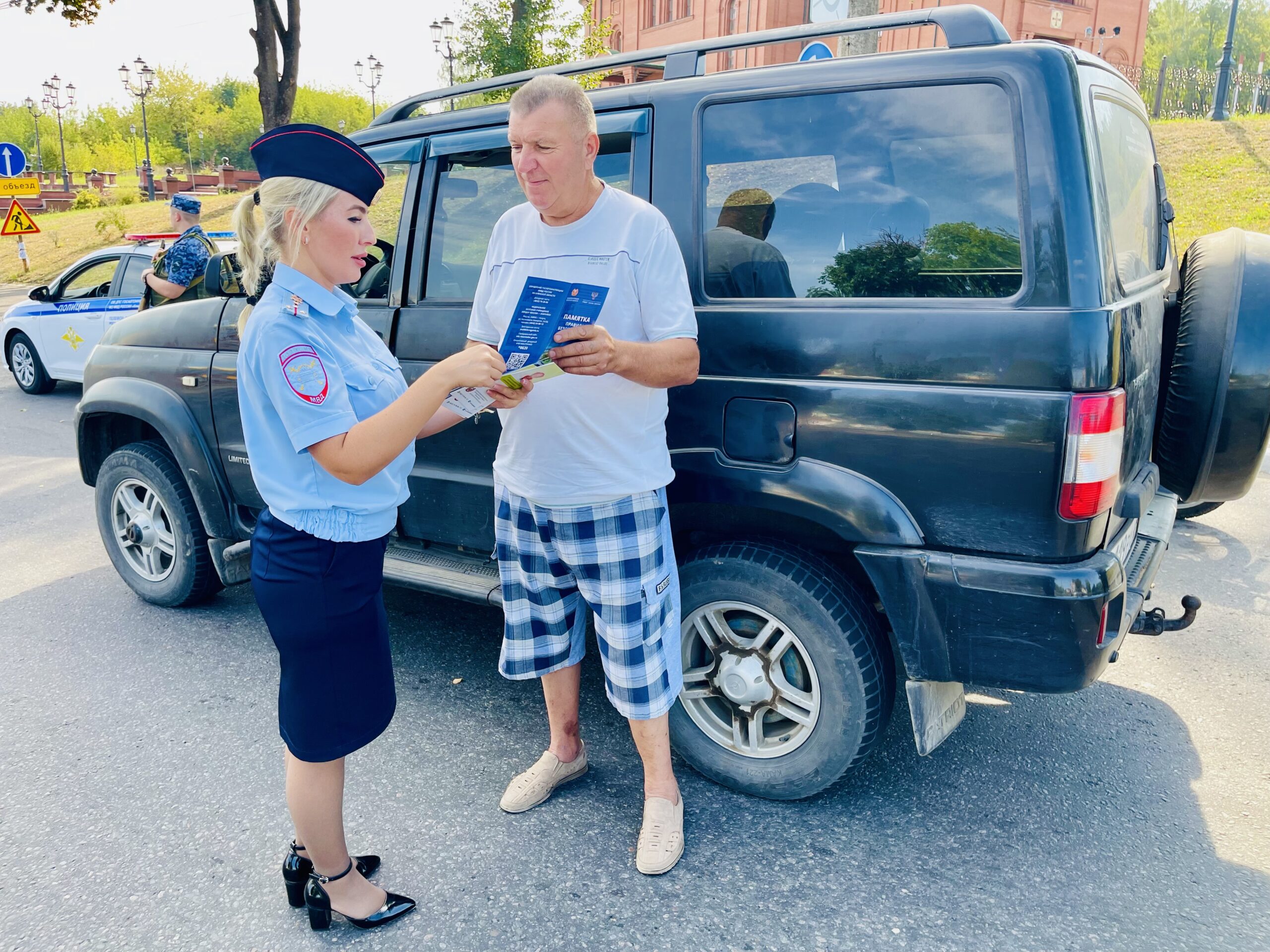 В Клинцах автоинспекторы напомнили водителям правила безопасности