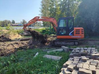 В поселке Клетня Брянской области в парке 40-летия Победы строят спортплощадку