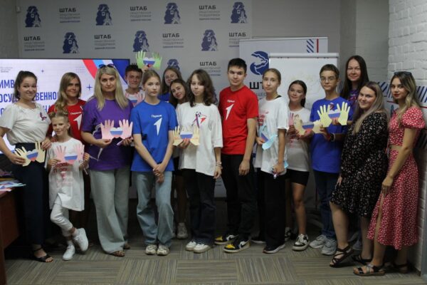 Брянские школьники присоединились к лекториям Общества «Знание» ко Дню Государственного флага РФ