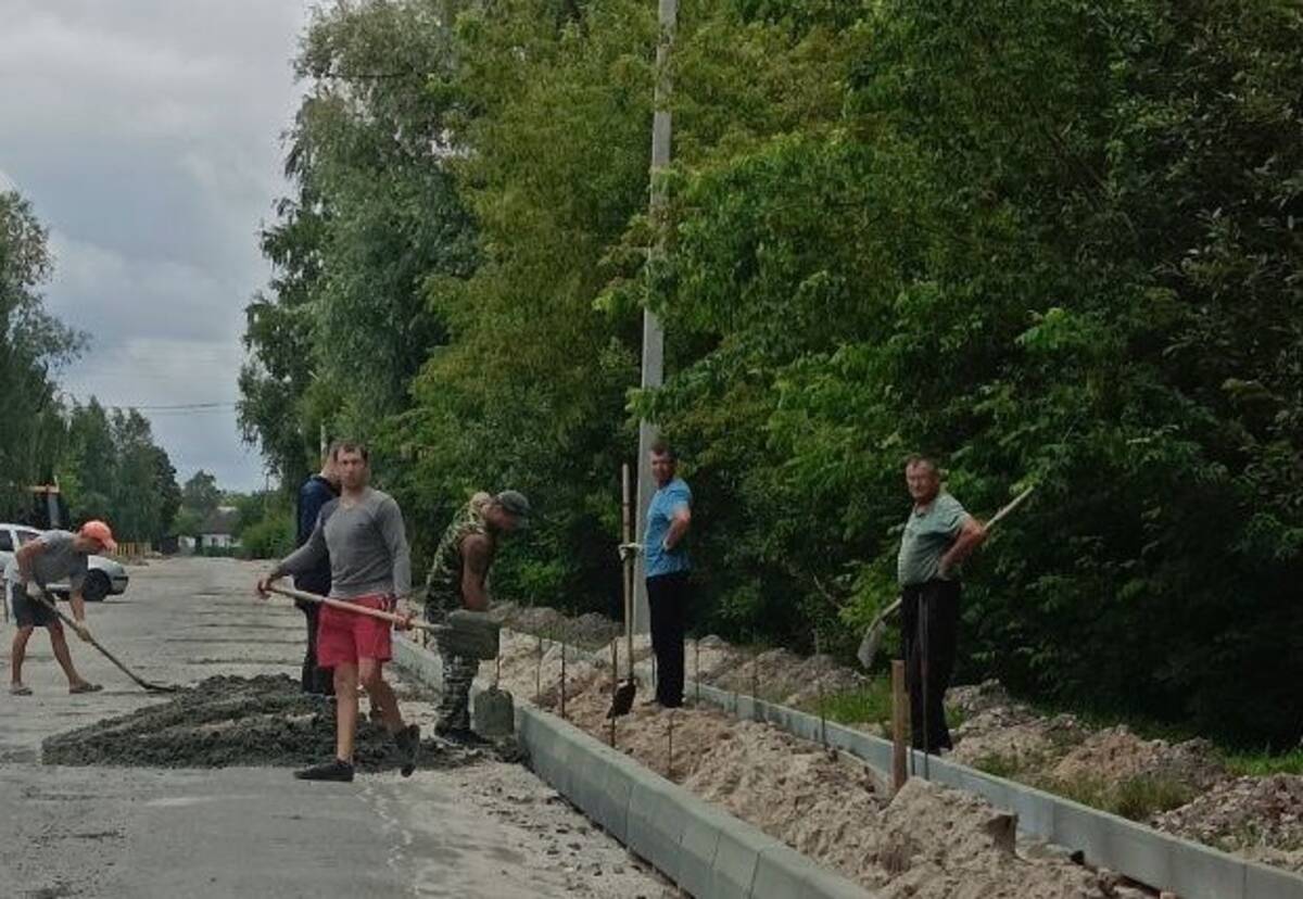 На улице брянского  поселка Суземка строят новый тротуар