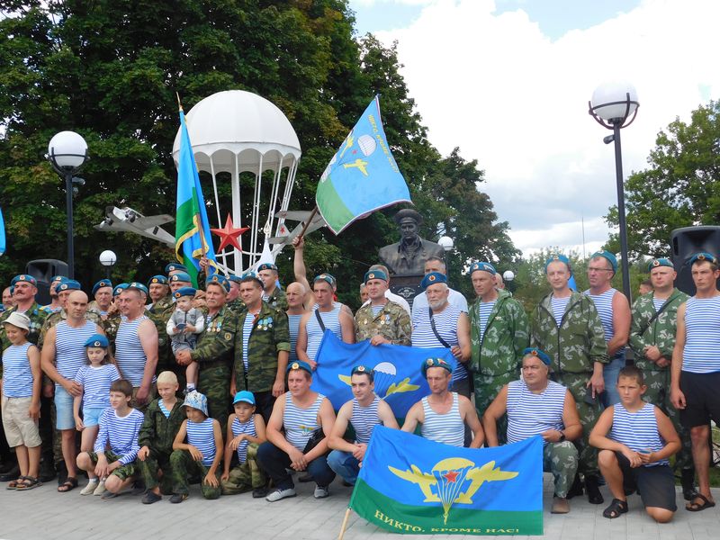 В Клинцах отмечают День воздушно-десантных войск