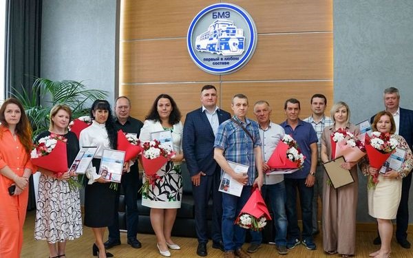Машиностроители Брянска получили почетные удостоверения ветерана труда