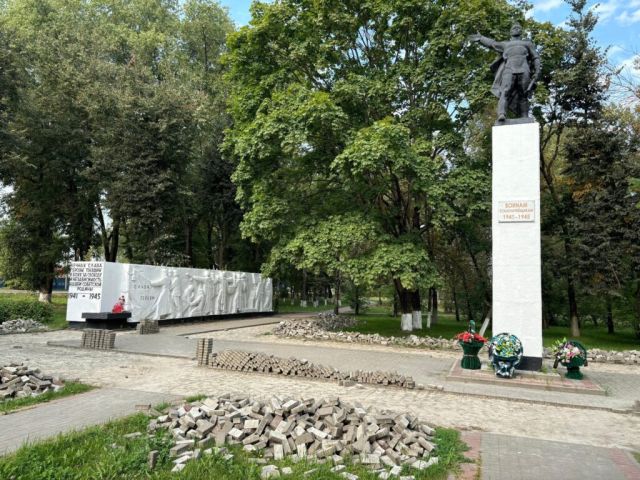 Сквер и памятник воинам-сталелитейщикам благоустроят в брянской Бежице