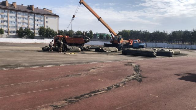 Завершен первый этап капремонта стадиона спортшколы в брянских Клинцах