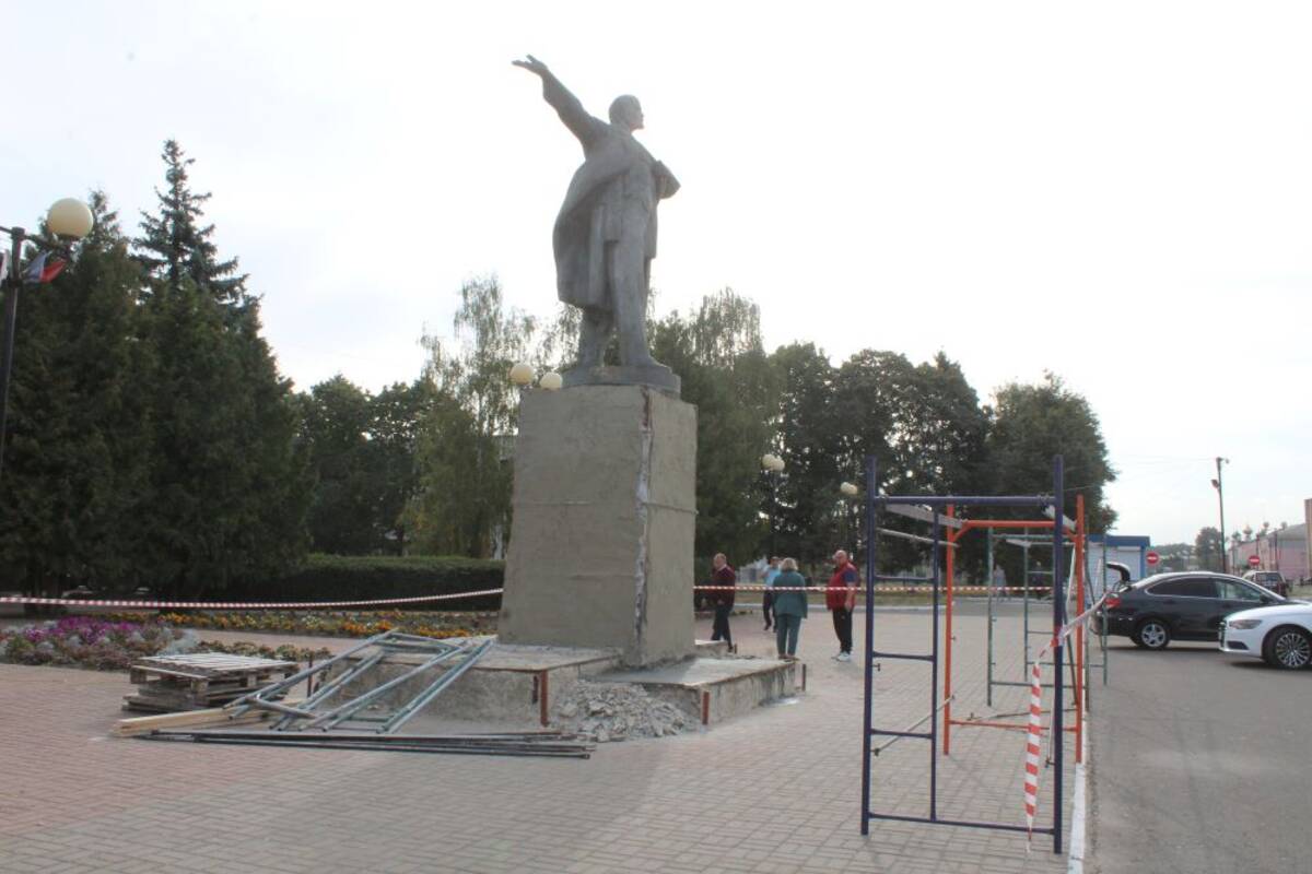 В брянском поселке Комаричи начали реставрацию памятника Ленину