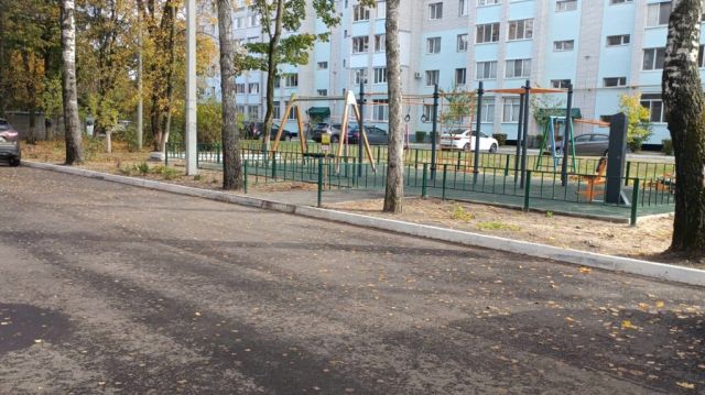 В Брянске завершено благоустройство двух дворовых территорий по улице Красных Партизан