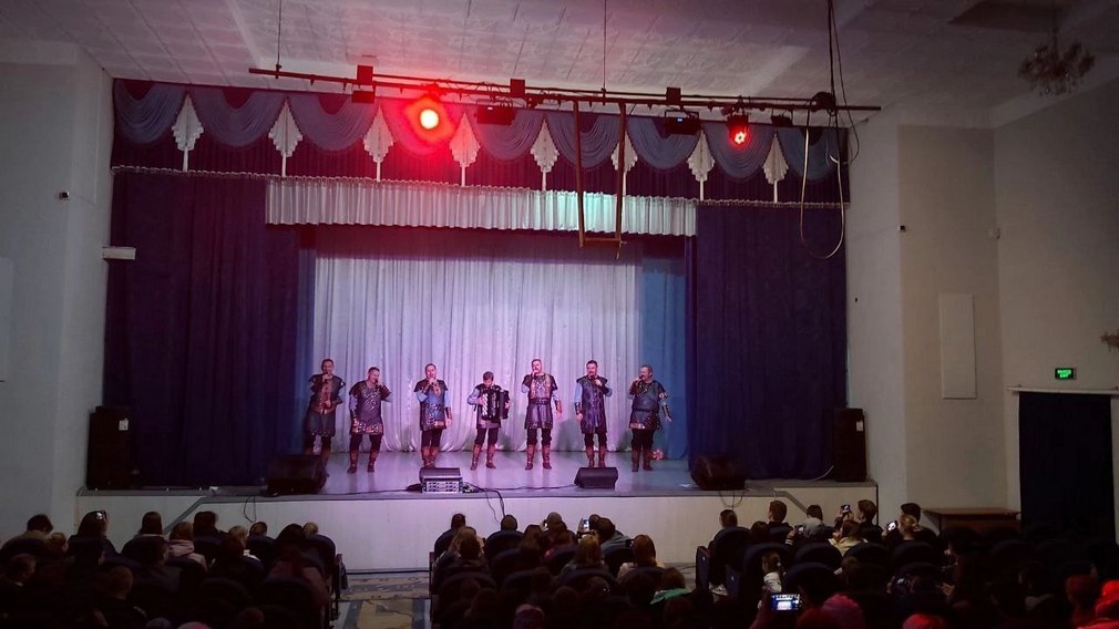 Брянский народный ансамбль «Ватага» продолжает выступать перед жителями приграничья