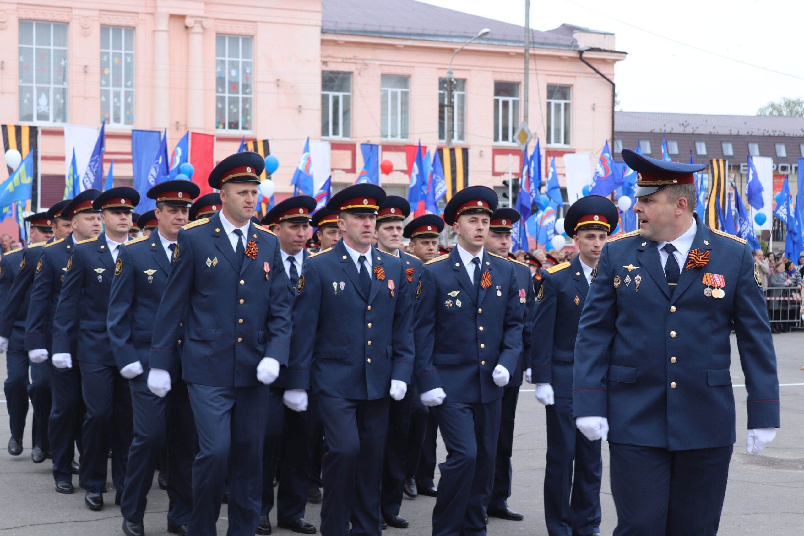 Мундир ко многому обязывает