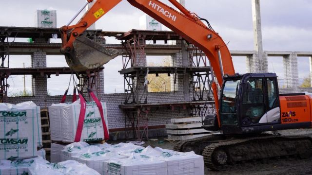 Строительство спорткомплекса в Супонево проинспектировал Губернатор Александр Богомаз