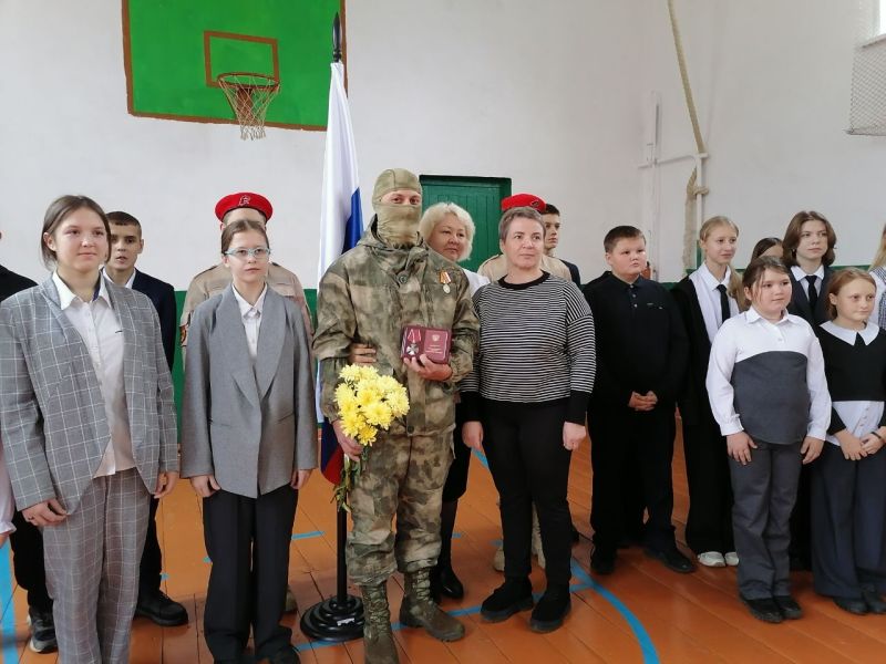 В Клинцовском районе на Брянщине участнику СВО вручили орден Мужества