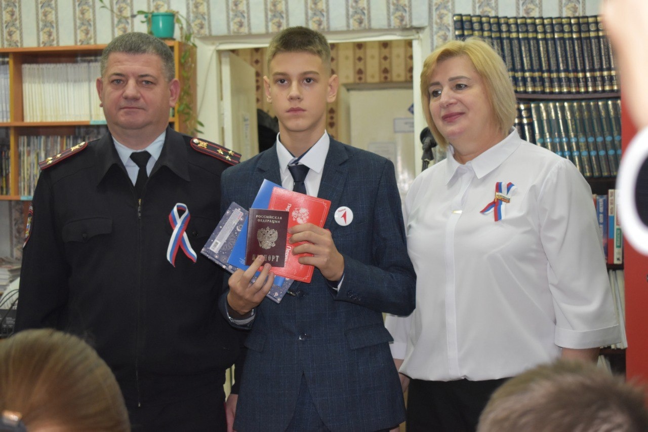 Школьники Клинцовского района приняли участие во Всероссийской акции «Мы-граждане России!»