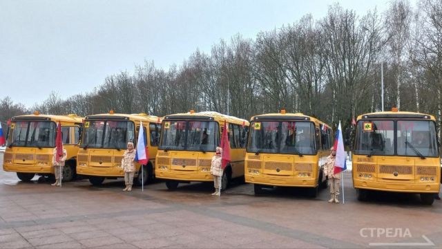 Ключи от новых школьных автобусов вручили в Брянске