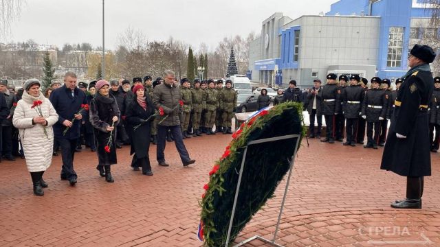 В День героев Отечества в Брянске у памятника «Круговая оборона» возложили цветы