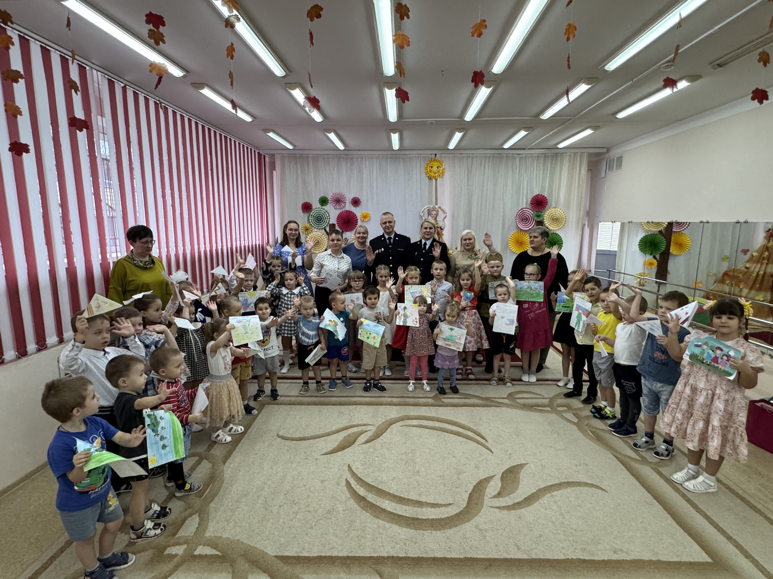 Брянские транспортные полицейские вместе с детьми приняли участие в предновогодней акции «Письмо бойцу»