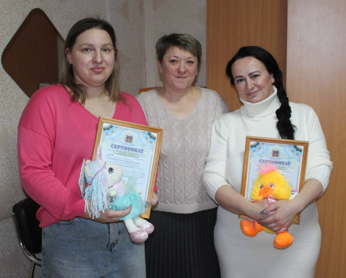 В брянском поселке Суземка многодетным мамам вручили сертификаты на материнский капитал