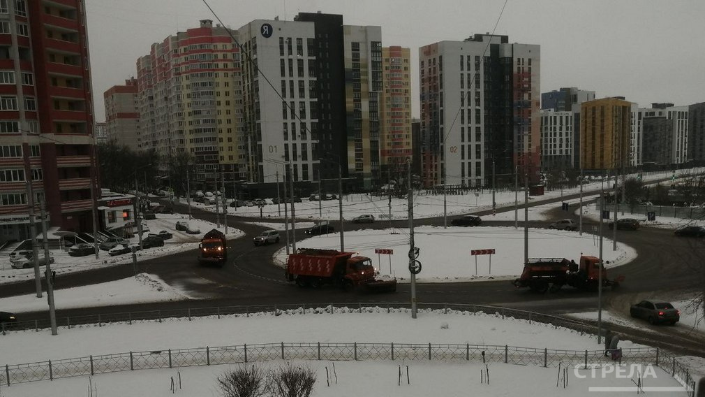 В Брянске активно убирают снег и обрабатывают дороги