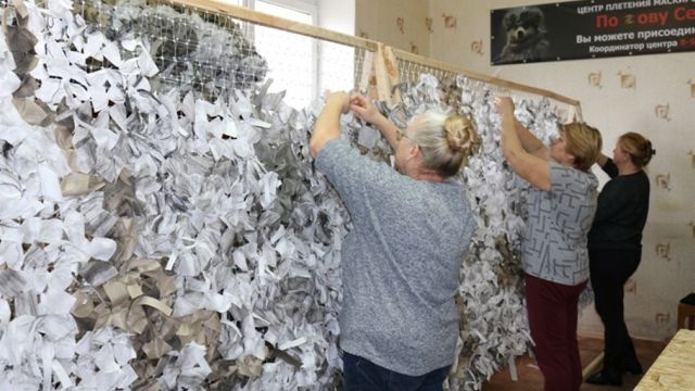 Жители Красногорского района на Брянщине собирают гуманитарные грузы и делают масксети для наших защитников