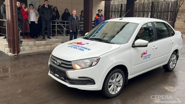 Герою СВО Сергею Артюхову передали автомобиль в Брянске