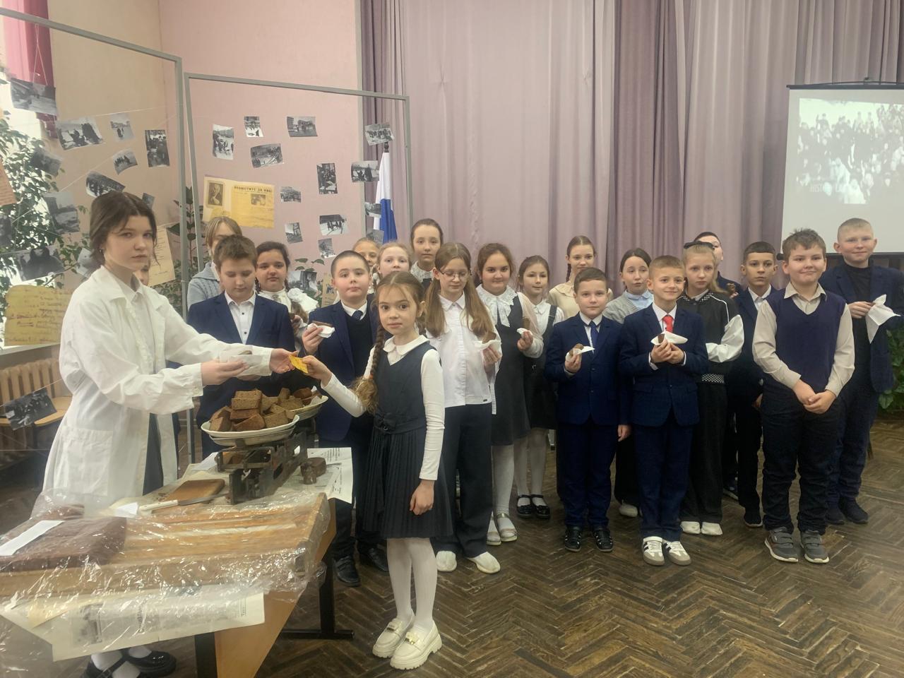 Клинцовские школьники провели акцию «Блокадный хлеб»