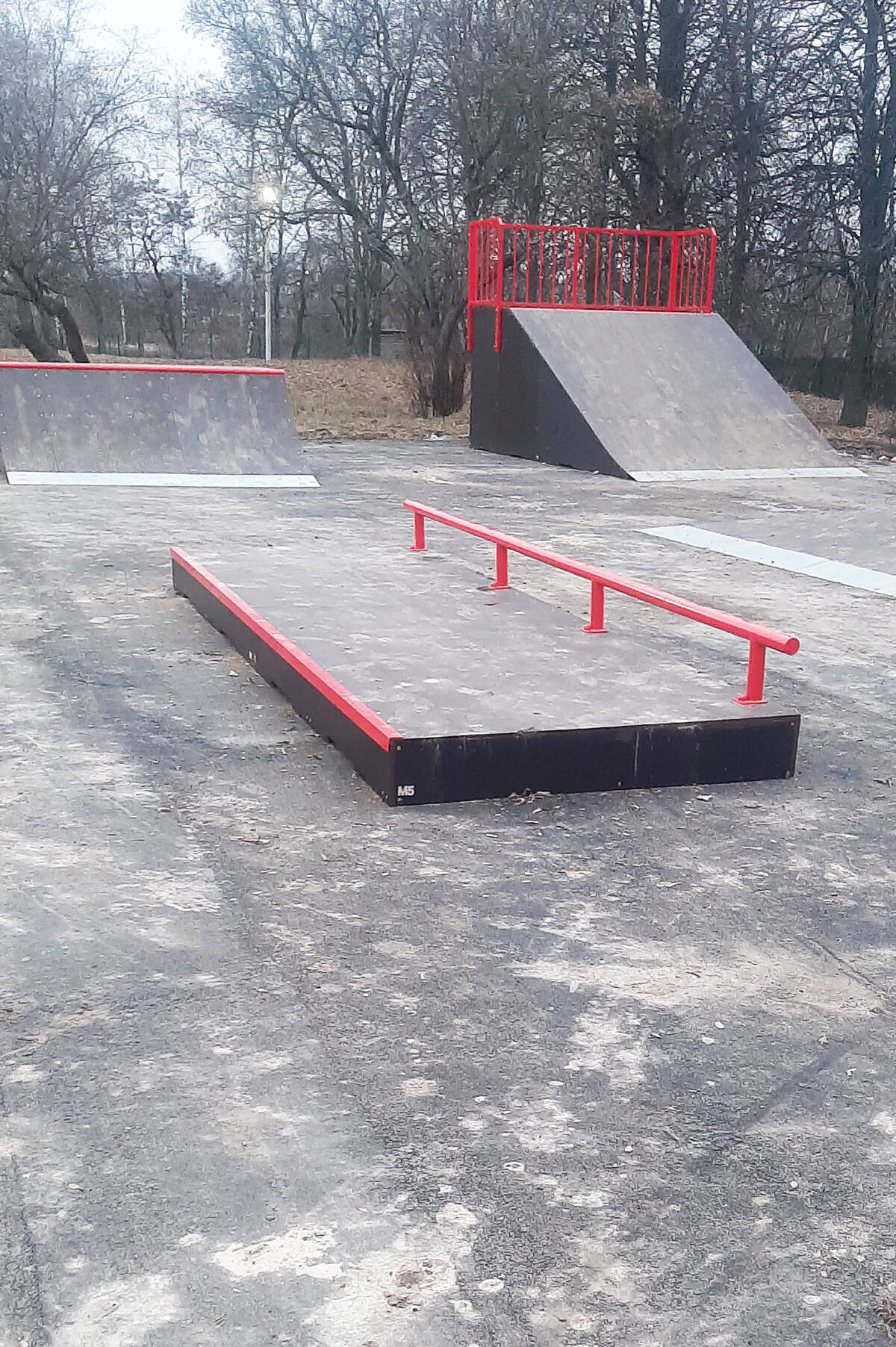 В брянском поселке Комаричи оборудовали скейт-парк