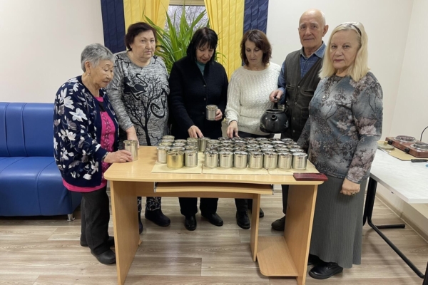 Слушатели Университета третьего возраста Комаричского района Брянщины изготовили окопные свечи
