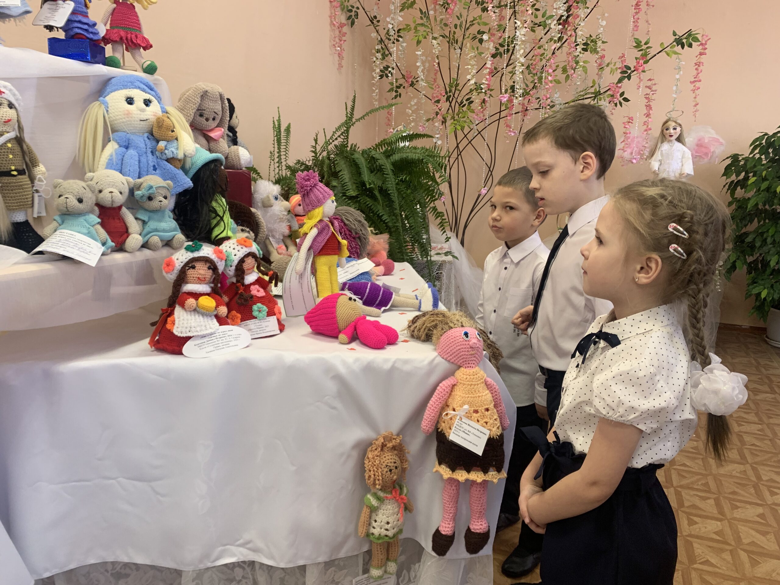 В Клинцах открылась VI выставка «Кто в куклы не играл, тот счастья не знал»