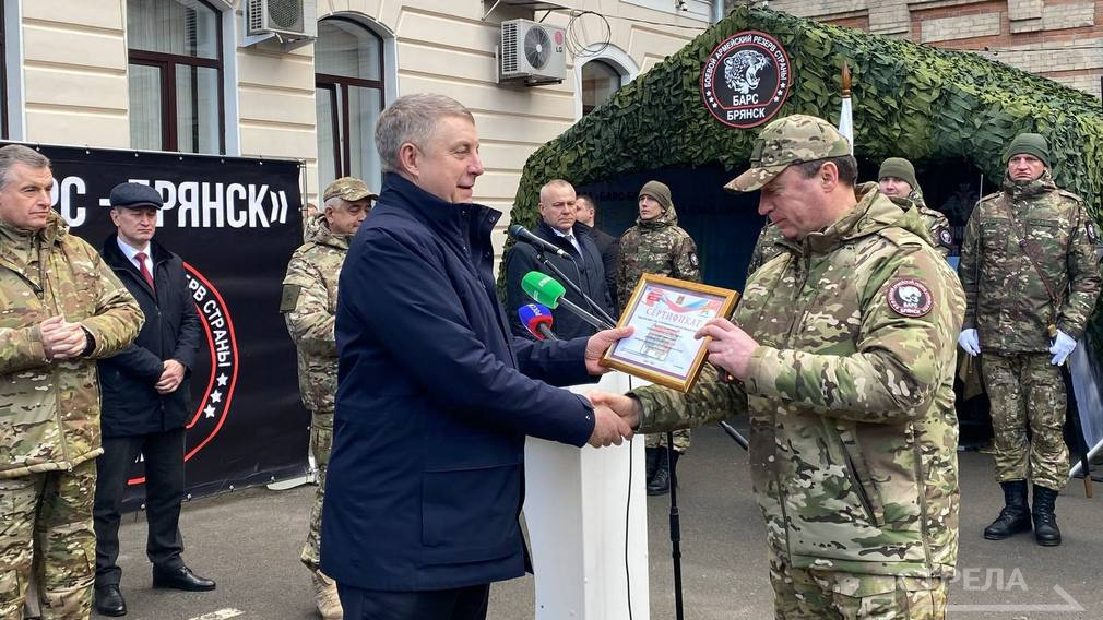 БАРС-Брянск передали новые автомобили, сертификат на сто радиостанций и дизельные генераторы