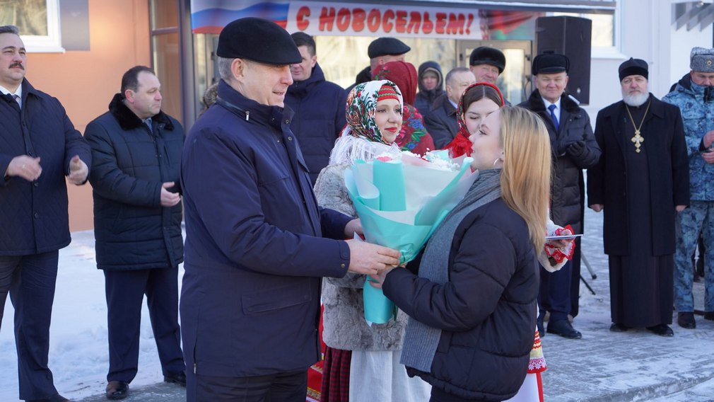 Брянским детям-сиротам вручили ключи от квартир