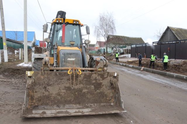На Брянщине в деревне Красное Трубчевского района строят новый тротуар