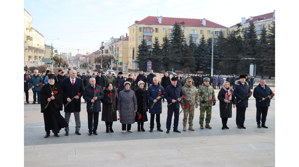 В Брянске возложили венки к Вечному огню на площади Партизан