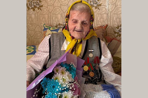В брянской Клетне труженицу тыла, ветерана труда поздравили с 100-летием