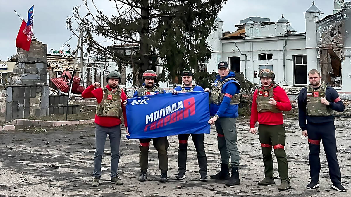 Волонтёр из брянских Комаричей водрузил Знамя Победы в освобождённой Судже
