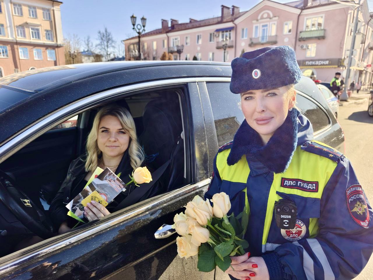 В Клинцах прошла акция «Цветы для автоледи»