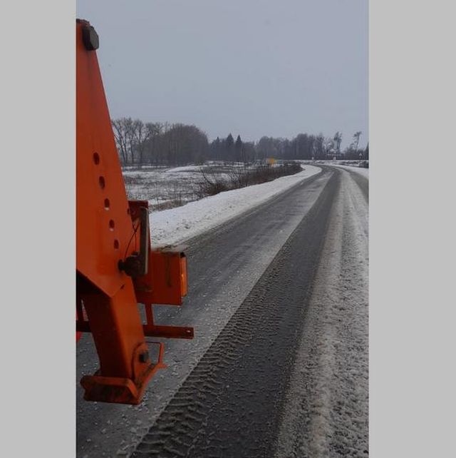 Круглосуточно ведется уборка снега и обработка дорог в Брянской области