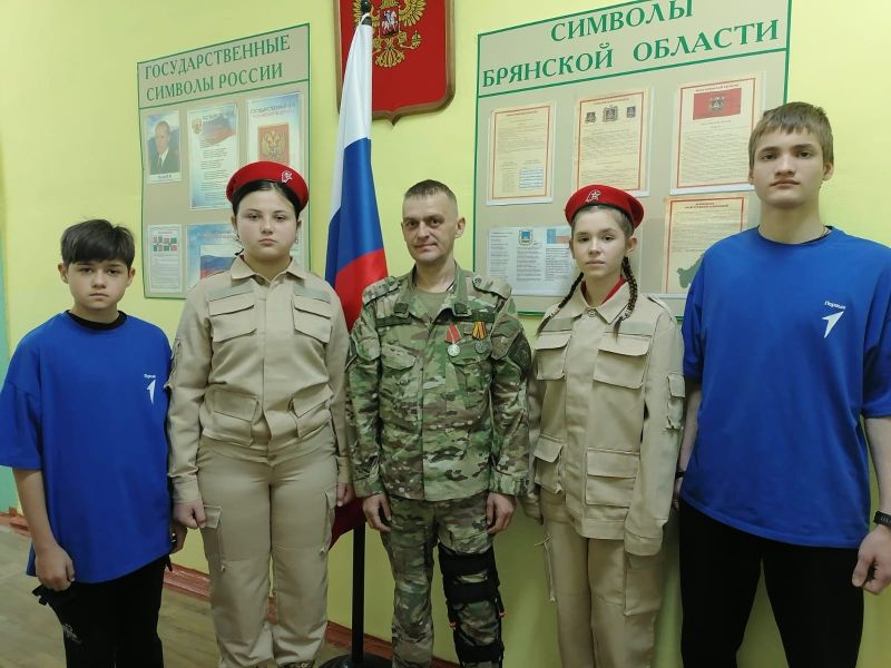 В Клинцовском районе Брянской области участнику СВО вручили медаль Суворова