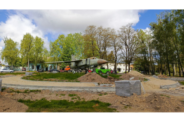 В брянском Новозыбкове продолжают благоустройство сквера у Самолета