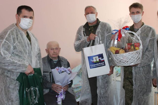 В брянском Стародубе ветерана поздравили с 99-летием