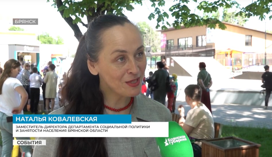 Брянский театр кукол устроил для детей парковый праздник
