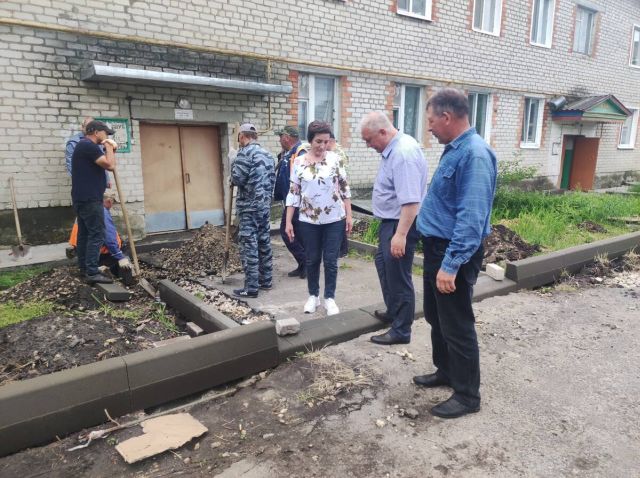В брянском Погаре продолжается благоустройство дворовых территорий