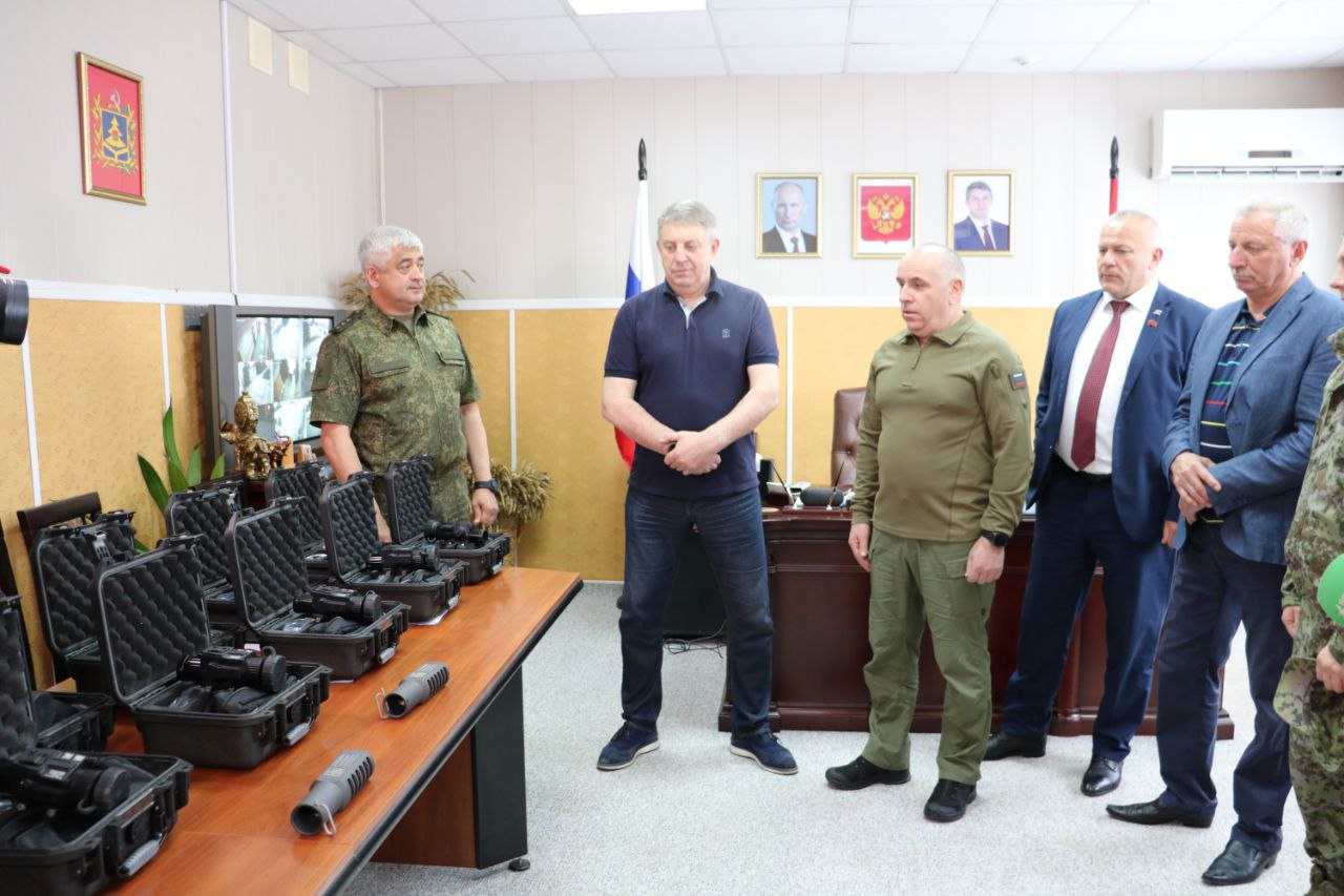 Брянский губернатор вручил сотрудникам Пограничного управления 16 тепловизионных прицельных наблюдательных комплексов