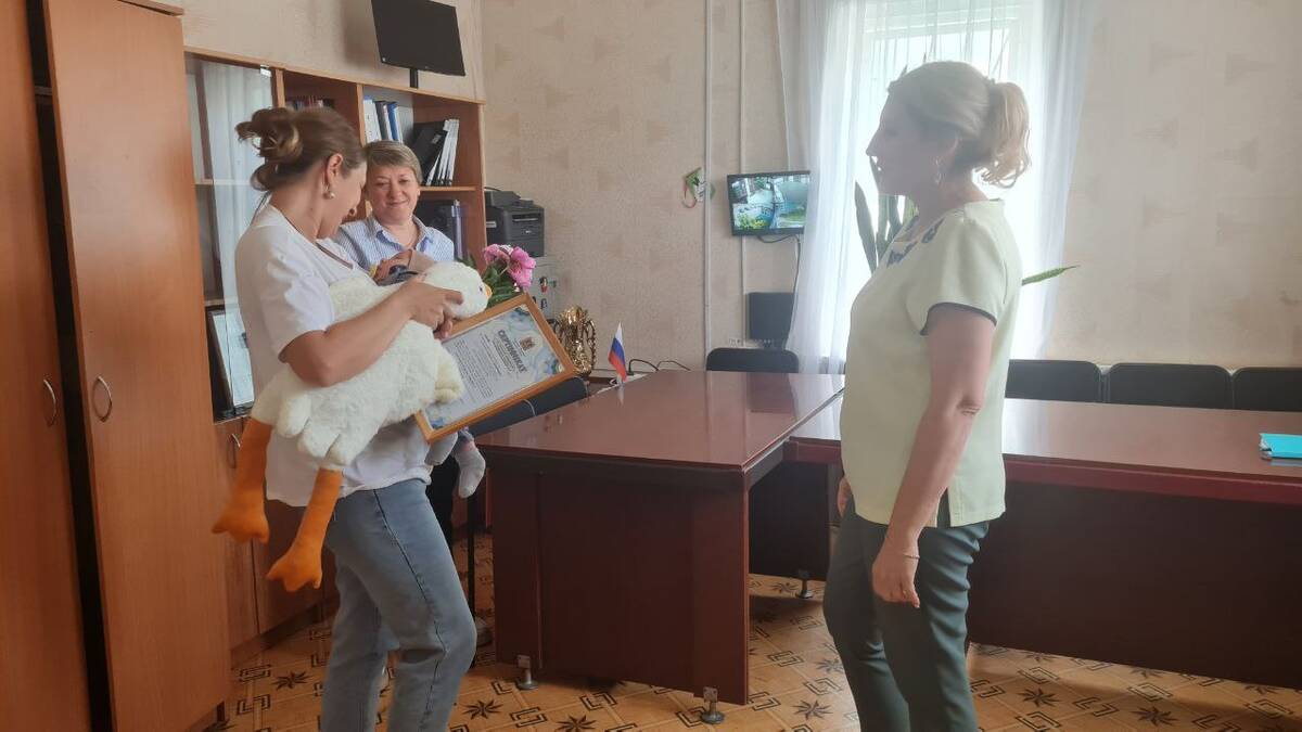 В брянской Суземке многодетной семье вручили сертификат на областной материнский капитал